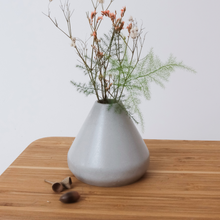 Load image into Gallery viewer, Small Bud Vase