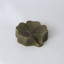 Load image into Gallery viewer, Flower Petal Soap Dish / Spoon Rest
