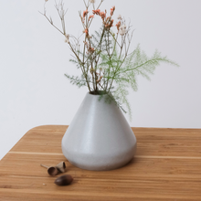 Load image into Gallery viewer, Small Bud Vase

